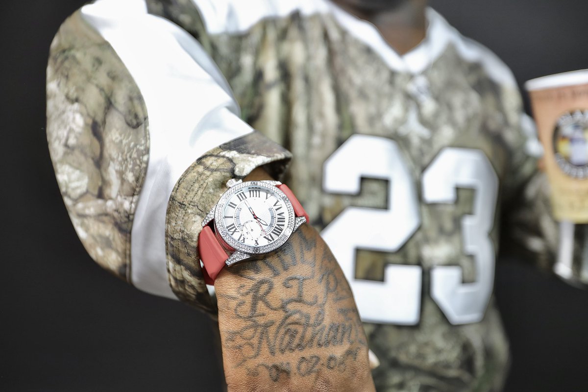 Jaqurriusx's tweet photo. “Running With Purpose, Still Walking With Time”🚶🏾🧳.
#Jaqurrius #Musician #PhotoShoot #CampX https://t.co/lwf4Cnuxv5