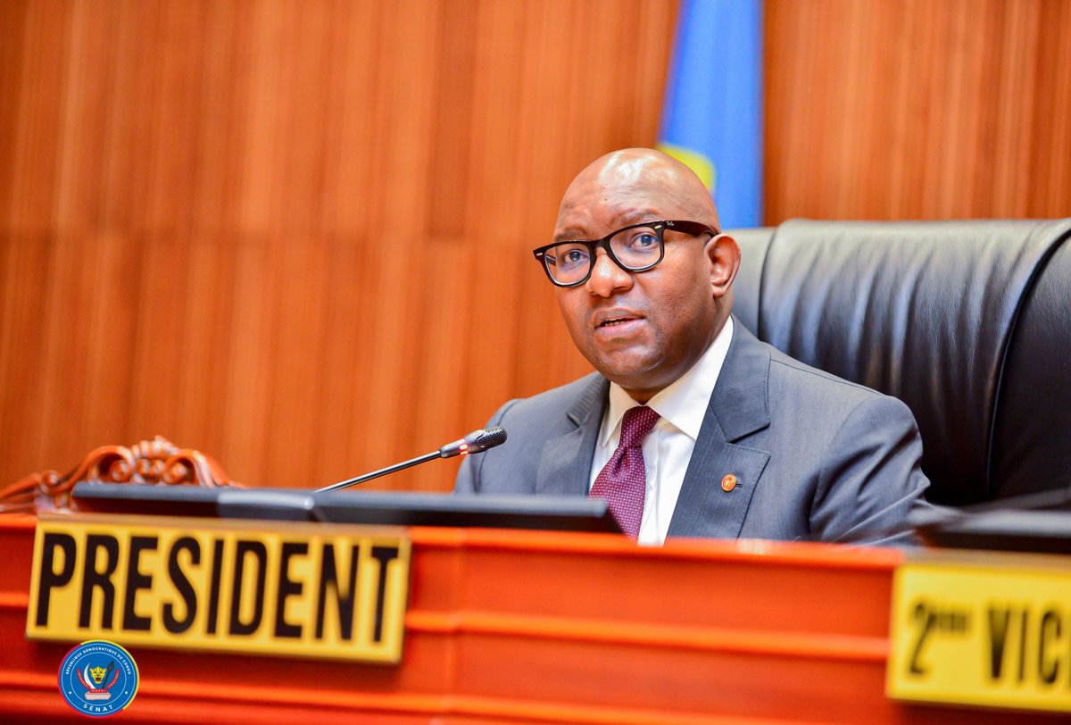 senatrdc's tweet photo. L'honorable président du Sénat, Jean-Michel Sama Lukonde, a ouvert ce mercredi 17 juin dans la salle de Conférences internationales  du Palais du peuple,  les travaux du séminaire consacré aux régimes disciplinaires au sein de l'Administration publique. 
Assurée par des fils maisons ayant une expertise avérée dans les différents modules retenus, cette formation concerne principalement les chefs de bureau de l'Administration de la Chambre haute du Parlement rd congolais. 
Trois temps forts ont couronné le premier jour des travaux dudit séminaire. A savoir, le mot de bienvenue du Secrétaire général de l'Administration du Sénat, Jean Mukwala, le speech du speaker de la Chambre et le début effectif des travaux.
Ainsi, les chefs de bureau de l'Administration du Senat ont répondu présent pour participer aux échanges du premier module sur  "Les grandes lignes du Statut des agents de carrière des services publics de l'État". Ce premier panel a été conjointement animé par le binôme Emmanuel Cishamara et Junior Bukoko, respectivement Directeur à la Cellule technique du Secrétariat général et Chef de Division à la Direction de Séances, sous la modération de M. Jean-Marie Maimomo, chef de Division à la Direction de ressources humaines du Sénat (DRH).
Dans son mot, le numéro 1 de l'Administration du Sénat n'a pas cherché de mots pour devoir une fière chandelle aussi bien au Président qu'aux six autres membres du bureau de la chambre haute, pour leur implication dans la matérialisation dudit séminaire. Aussi, le numéro 1 de l'administration du Sénat, a-t-il invité les séminaristes à l'assiduité, la ponctualité et à la participation en vue d'atteindre les objectifs poursuivis par ce séminaire, voulu un espace d'échanges professionnels.
