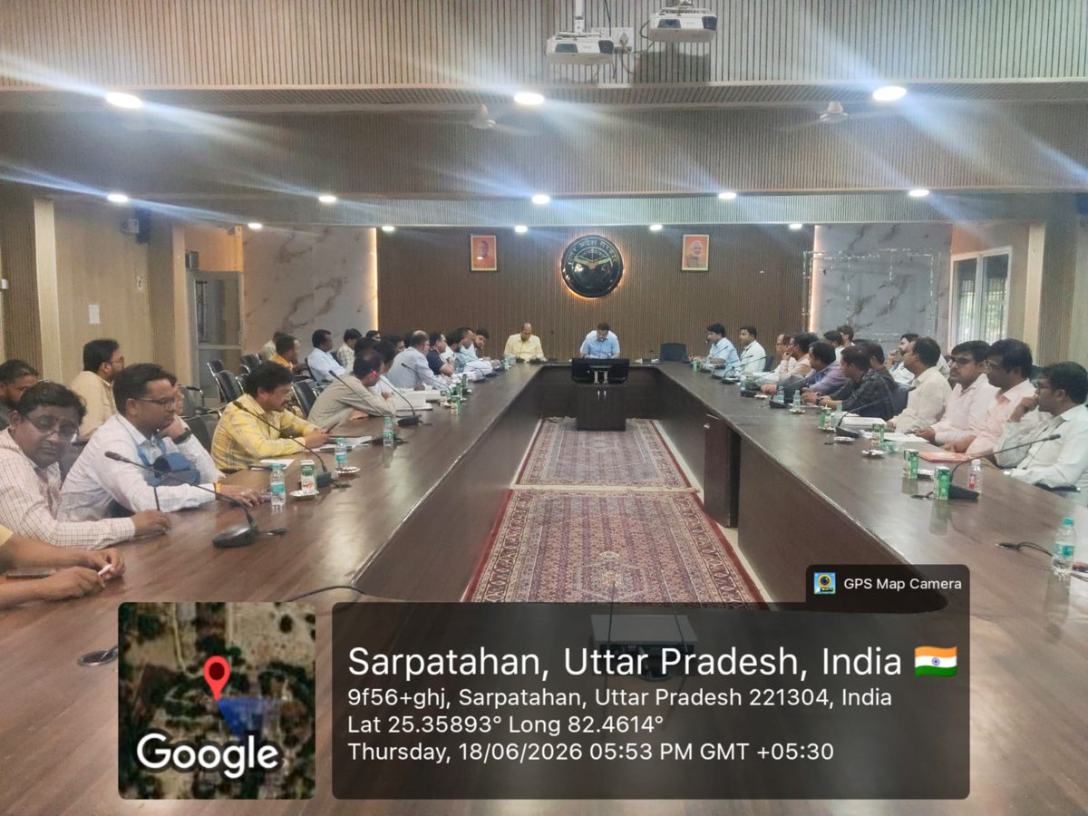 cdobhadohi's tweet photo. एक्स पोस्ट
जनपद भदोही में आज जिलाधिकारी श्री शैलेश कुमार की अध्यक्षता में पीएम सूर्य घर: मुफ्त बिजली योजना की समीक्षा बैठक सम्पन्न हुई। बैठक में गत माह सीएम डैशबोर्ड रैंकिंग में गिरावट पर नाराजगी व्यक्त करते हुए सभी संबंधित अधिकारियों को लक्ष्य से अधिक प्रगति सुनिश्चित करने के निर्देश दिए गए।
जिलाधिकारी ने कहा कि योजना का व्यापक प्रचार-प्रसार कर अधिकाधिक पात्र परिवारों को लाभान्वित किया जाए तथा लंबित आवेदनों का त्वरित निस्तारण कर जनपद को पुनः उत्कृष्ट श्रेणी में लाया जाए। उन्होंने विभागीय अधिकारियों एवं विद्युत वितरण निगम के कार्मिकों को समन्वित प्रयासों से निर्धारित लक्ष्य से अधिक उपलब्धि अर्जित करने के निर्देश दिए।
#PMSuryaGhar #MuftBijliYojana #Bhadohi #CMDashboard #GoodGovernance #UttarPradesh #ShaileshKumar #SolarEnergy #ViksitBharat #RenewableEnergy
