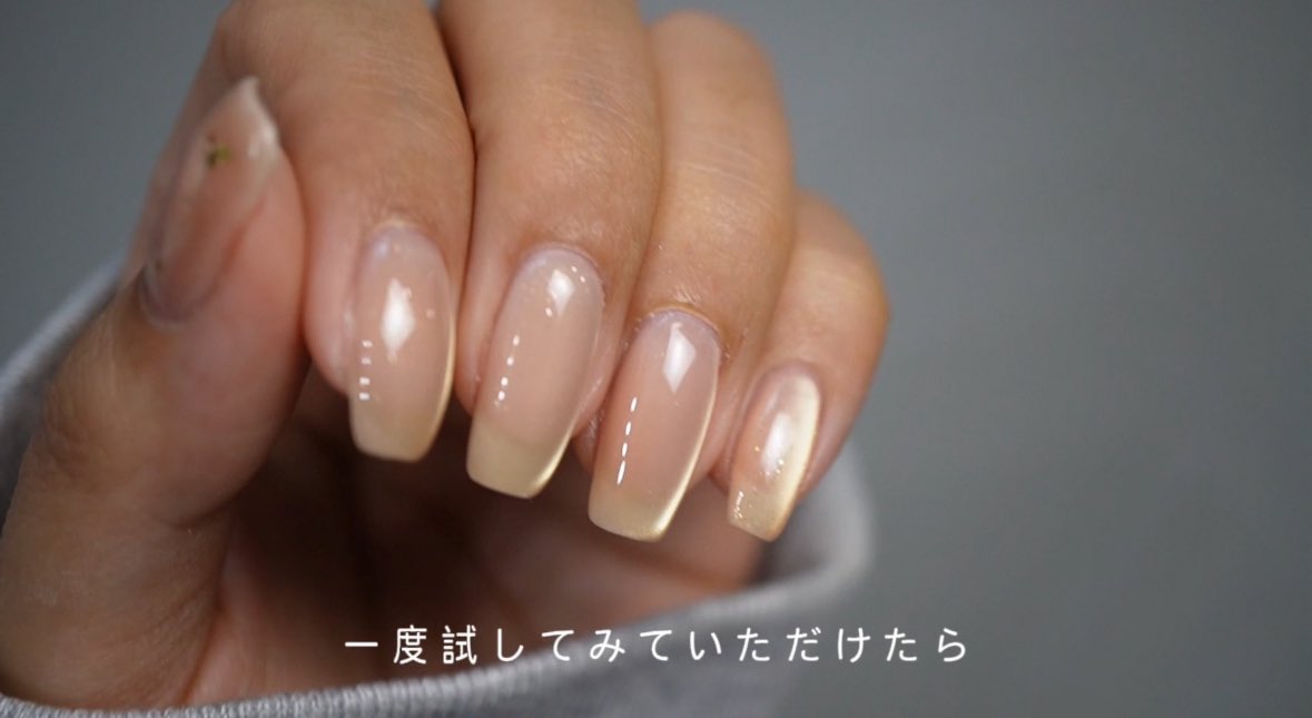 nail_taa's tweet photo. シンプルなマグネットネイルって
簡単そうでむずくない、、？
全体を光らせるやりかた、ビー玉マグ、色々あるけどまずはこのやり方が1番簡単で尚且つ可愛いと思うので動画にしてみた！！！！！！！ https://t.co/XFM4qBQSbY