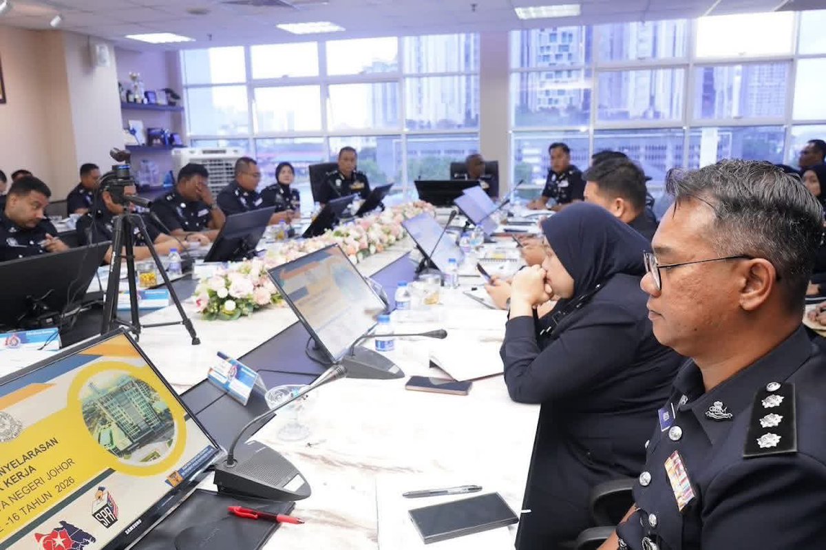 PDRMsia's tweet photo. POSTING PILIHAN: PENGARAH JSJ PENGERUSIKAN MESYUARAT KHAS KESIAPSIAGAAN JSJ HADAPI PRN JOHOR 2026

Bacaan lanjut menerusi pautan berikut, 
https://t.co/nWsZPaCKO5

Sumber: Jabatan Siasatan Jenayah - JSJ PDRM https://t.co/guRVDKbRao