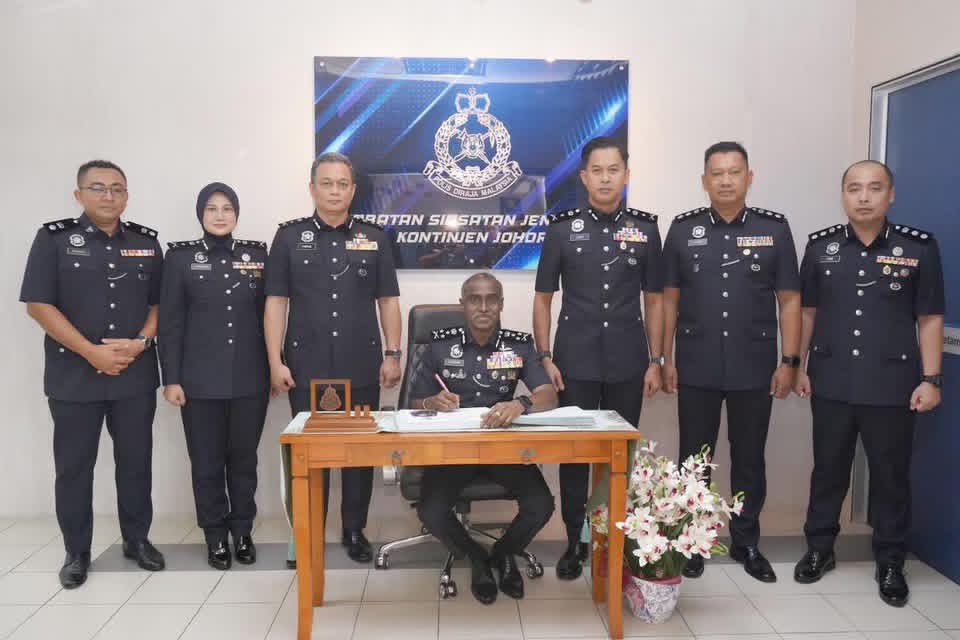 PDRMsia's tweet photo. POSTING PILIHAN: PENGARAH JSJ PENGERUSIKAN MESYUARAT KHAS KESIAPSIAGAAN JSJ HADAPI PRN JOHOR 2026

Bacaan lanjut menerusi pautan berikut, 
https://t.co/nWsZPaCKO5

Sumber: Jabatan Siasatan Jenayah - JSJ PDRM https://t.co/guRVDKbRao