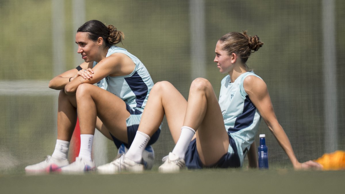 AthleticClubFem's tweet photo. 👀 Gure neskak.

Oguiza eta Bibiane ❤️

#AthleticClubFem 🦁 https://t.co/VM2CTGDWYt