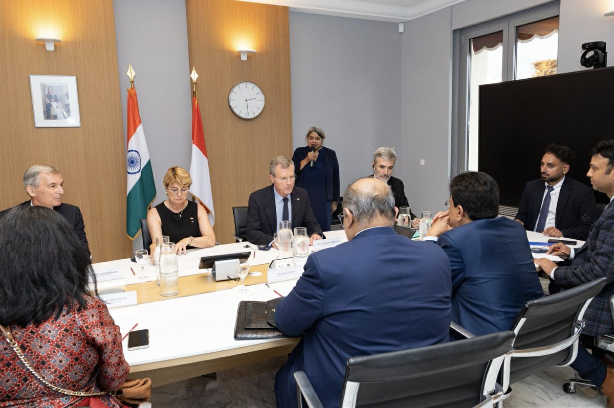 GvtMonaco's tweet photo. Le Ministre indien du Commerce et de l’Industrie en visite de travail en Principauté

Une délégation indienne menée par le Ministre indien du Commerce et de l’Industrie, Shri Piyush Goyal, a effectué une visite en Principauté de Monaco le 15 juin dernier.

Avant un entretien avec S.A.S. le Prince, il a été reçu au Ministère d’Etat pour une réunion de travail. Il a été accueilli par M. Christophe Mirmand, Ministre d’Etat, accompagné des Conseillers de Gouvernement-Ministres pour les Relations Extérieures et la Coopération et pour les Finances et l’Economie.

Les échanges ont porté sur les démarches engagées par l’Inde pour poursuivre son développement, tout en veillant à prendre en compte les considérations environnementales, en particulier avec un recours croissant aux énergies renouvelables. Les nouvelles technologies, les investissements dans des projets structurants et éthiques, ainsi que le développement du tourisme ont fait l’objet de discussions approfondies.

Ces contacts se poursuivront prochainement, dans la perspective du déplacement d’une délégation monégasque en Inde en 2027, à l’occasion du 20ème anniversaire de l’ouverture des relations diplomatiques entre les deux pays.

© Direction de la Communication - Manuel Vitali