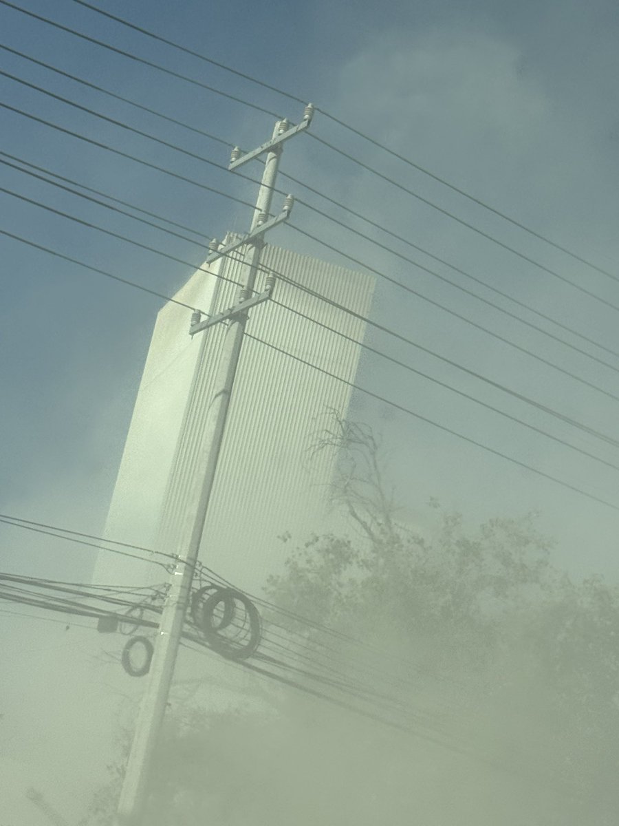 _jesuscamacho16's tweet photo. @CEMEXMx contaminando más a la ciudad de Monterrey… Av Ruiz Cortines y Av San Nicolás

@josuebecerra @pamelaalongoria @VictorGzzGarza @yadithvaldez @luisbeza @samuel_garcias @rayelizalder @telediariomty @nmasmonterrey @joluisgarcia @zelenny https://t.co/aygc7BZskE