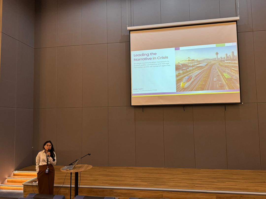 MOTMalaysia's tweet photo. Kementerian Pengangkutan (MOT) menerusi Unit Komunikasi Korporat (UKK) telah menganjurkan Sesi Libat Urus Komunikasi Strategik Tahun 2026 yang menghimpunkan pegawai pengurusan media sosial daripada kementerian, jabatan dan agensi di bawah MOT di Menara Dius Api, JLM, Klang. https://t.co/ue7M7qt1Oq