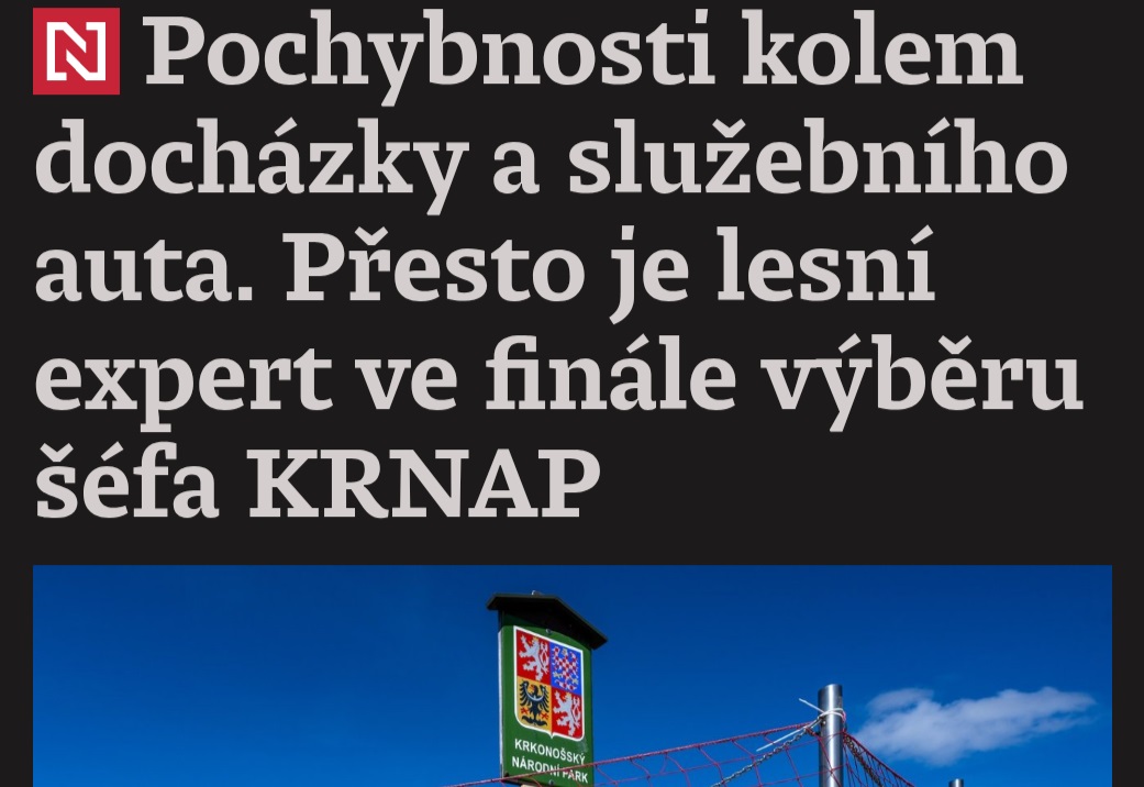 jura_haczek's tweet photo. Nový ředitel KRNAPu splňuje všechny podmínky Motoristů:
Stromy umí lépe těžit než chránit, čachroval v docházkovém systému, byl tak na dvou místech zároveň, pak s knihou jízd, až mu sebrali služební auto a kdoví, jestli po nocích necucal hadičkou naftu z harvestoru.
"Berem tě!"😀 https://t.co/4Pbhk8yNEa