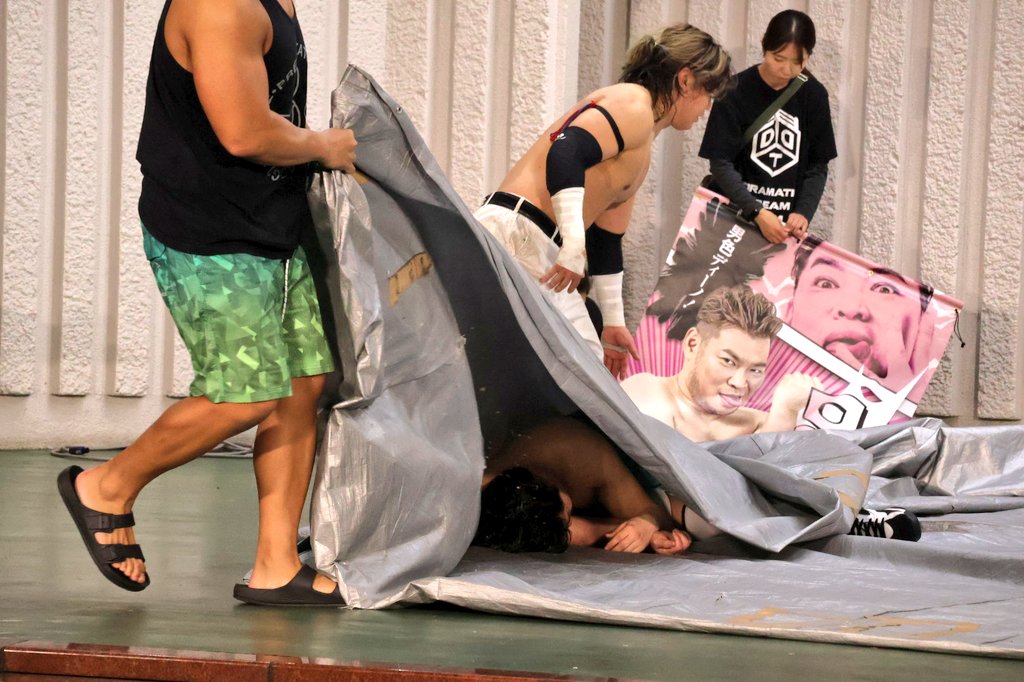 inafamDDTNOAH's tweet photo. 2026.06.18DDTビアガーデンプロレス43

結局、ベテラン組が勝利して
最後の最後の片付けで…
高鹿選手がシートごと片付けられて
しまってました😂
みんな悪いなぁ🤭

#ddtpro https://t.co/3wEzIHgW16