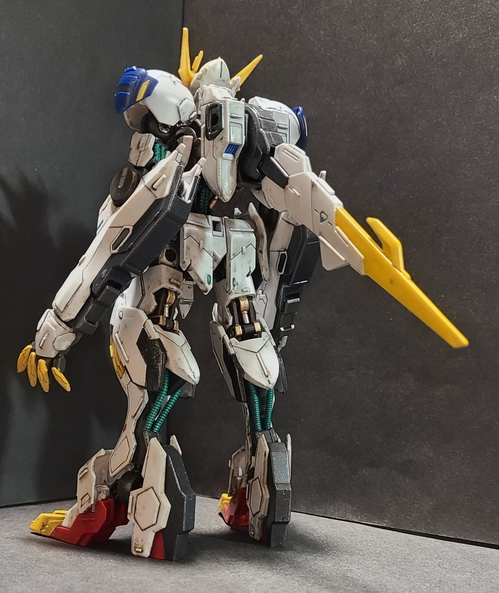 ash_0305's tweet photo. HG バルバトスルプスレクス　成型色仕上げ　腰延長、ランナープラ板���用、部分塗装、すじ掘り追加、凸モールドなど https://t.co/ndB0FDvxER