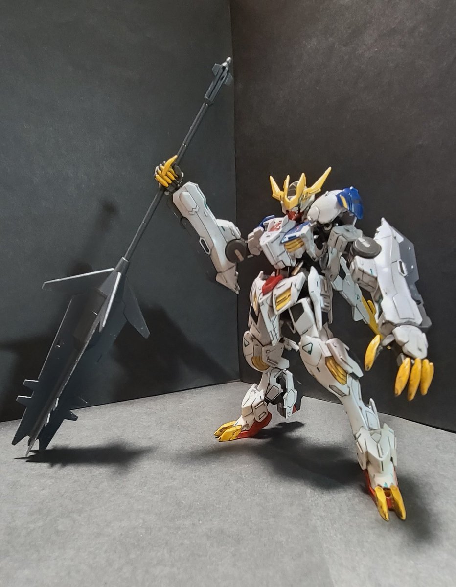 ash_0305's tweet photo. HG バルバトスルプスレクス　成型色仕上げ　腰延長、ランナープラ板���用、部分塗装、すじ掘り追加、凸モールドなど https://t.co/ndB0FDvxER