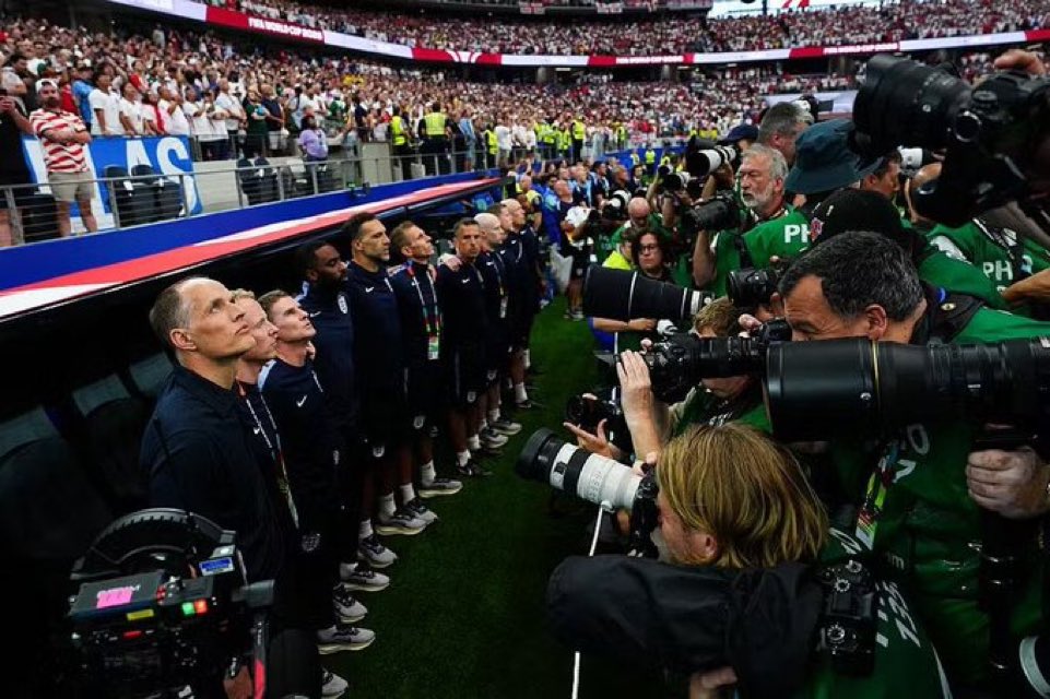 ReporteYa's tweet photo. #18Jun #Mundial2026
Thomas Tuchel, técnico de Inglaterra, criticó a la FIFA por la posición de los fotógrafos durante el himno nacional.
Dijo que no pudo ver a sus jugadores porque tenía enfrente un “muro de 50 fotógrafos”, lo que le arruinó un momento especial que estaba esperando. Pidió que cambien la ubicación de los fotógrafos para que los entrenadores y el cuerpo técnico puedan ver al equipo.