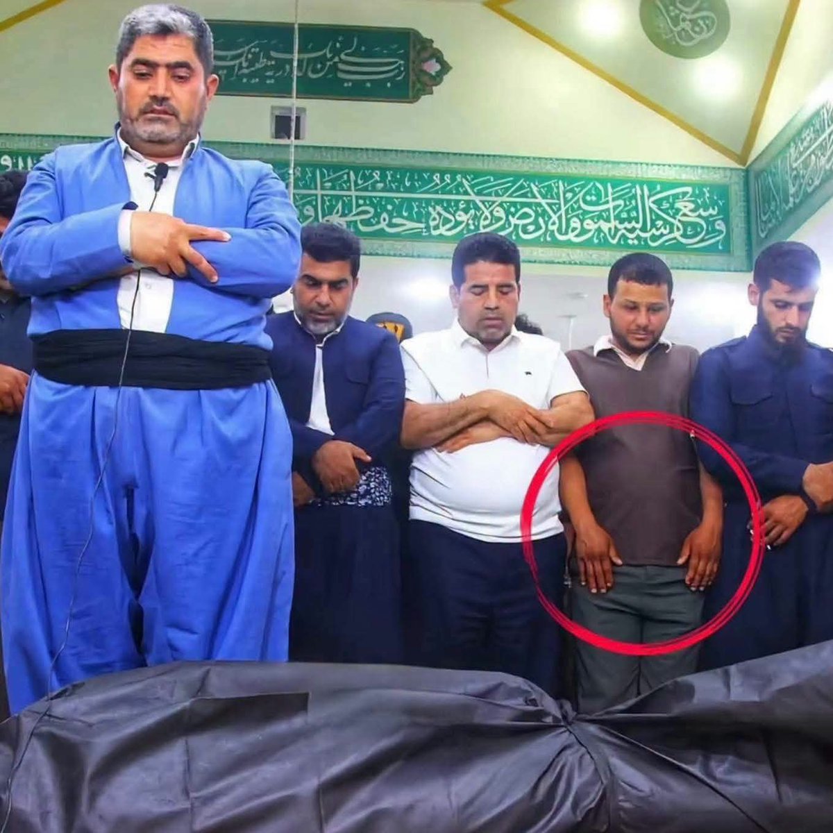 AliKako89783312's tweet photo. #كوردستان_مهد_الانسانيه
في الصوره .. المشار اليه هو والد المرحومه رقيه من كربلاء وهم شيعه يصلي صلاة الجنازه مع مواطنين كورد من حلبجه ويظهر لكم مدى التسامح وقبول الاخر ... 
نعم يا ساده في كوردستان مهد الانسانيه وأرض التآخي ولا يفرق بين اي شخص لا بدينه ولا طائفته ... لا وجود للعنصريه .. نعم #للانسانيه