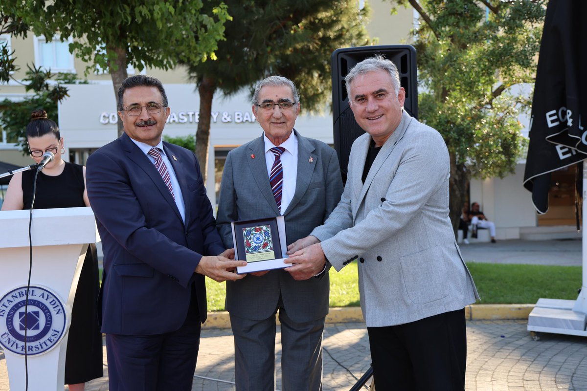 ihaydin's tweet photo. Geçmiş ile geleceği aynı çatı altında buluşturan Mezunlar Buluşmamızda, farklı kuşaklardan mezunlarımızla yeniden bir araya gelmenin mutluluğunu yaşadık. 
Anılarımızı tazelerken yeni dostluklara da kapı araladığımız bu anlamlı etkinlikte bizlerle olan tüm mezunlarımıza, akademisyenlerimize ve katkı sunan paydaşlarımıza teşekkür ediyor; mezunlarımızla bağlarımızı güçlendirmeye devam edeceğimize inanıyorum.