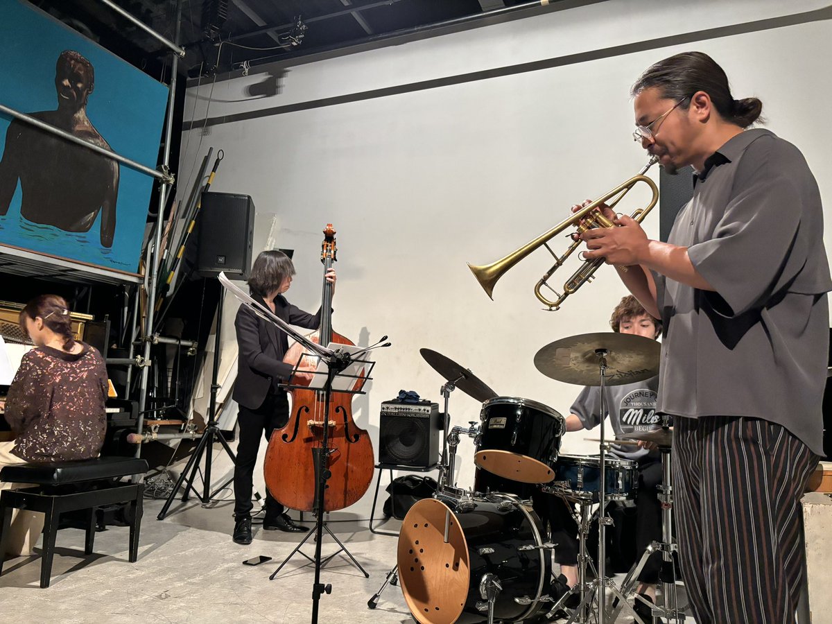 piron_flowers's tweet photo. 大正スタジオT-BONEにてQuantum Standard QuartetのJazzを聞きに。
メンバーそれぞれは別のバンドで拝見した事はあるがこのメンバーでは初めて。
RollinsやColtraneの楽曲をカッコいいアレンジで奏でてくれる。なかなかスリリングな演奏が続く。楽しいなー
1日の終わりを素敵の音楽で終える喜び🎹🎺 https://t.co/lxIgYPykpi