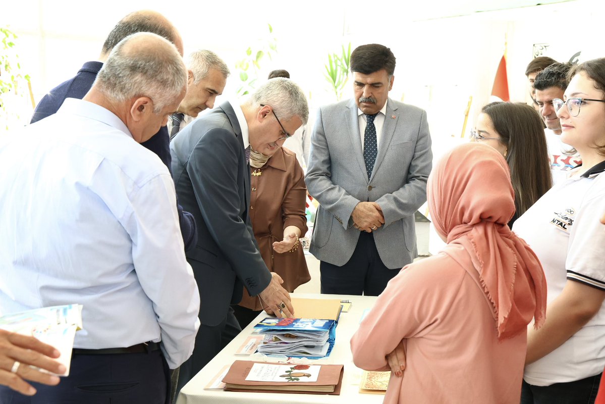 harunkurt_46's tweet photo. Kahramanmaraş İl Millî Eğitim Müdürlüğümüz koordinesinde yürütülen Dilimizin Zenginlikleri Projesi kapsamında hazırlanan yıl sonu sergisinin açılış programına katıldık.

Dilimizin kültürle buluştuğu sergide emeği geçen yönetici, öğretmen ve öğrencilerimize teşekkür ediyorum. https://t.co/CxQyxLrjbu