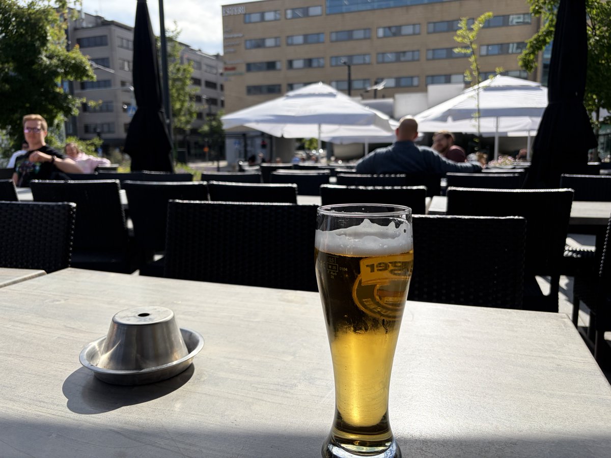 tempusultima's tweet photo. Uuvuttavan kauppareissun päälle yksi Weihenstephaner Kristallklar-vehnäolut. Uudet tennarit sain ostettua. #tripla #skechers #bierhaus #vehnäolut https://t.co/x9s7rZN7Ua