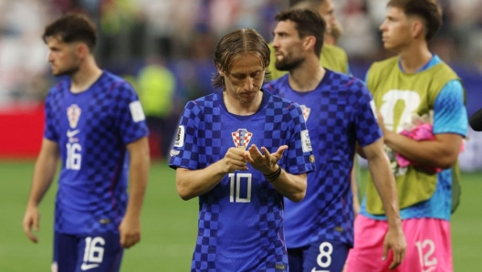 Infofatti's tweet photo. #Modric, flop al debutto e mille pensieri per la testa: il #Milan osserva e aspetta
Contro l'Inghilterra Luka ha provocato un rigore e ha giocato sottotono, il croato non ha ancora deciso il suo futuro, ma un Mondiale opaco potrebbe anche portarlo all'addio al calcio https://t.co/Z9aBvZqBKE