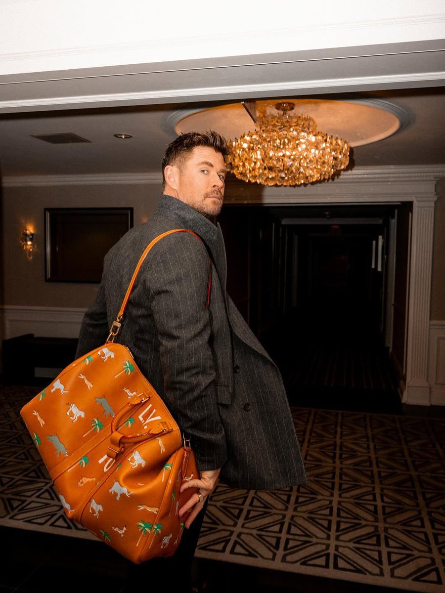 chrislovelyfans's tweet photo. Thank you NYC, next stop LA for the world premiere of @crime101movie
#chrishemsworth #foryou https://t.co/yP8x2slXNA