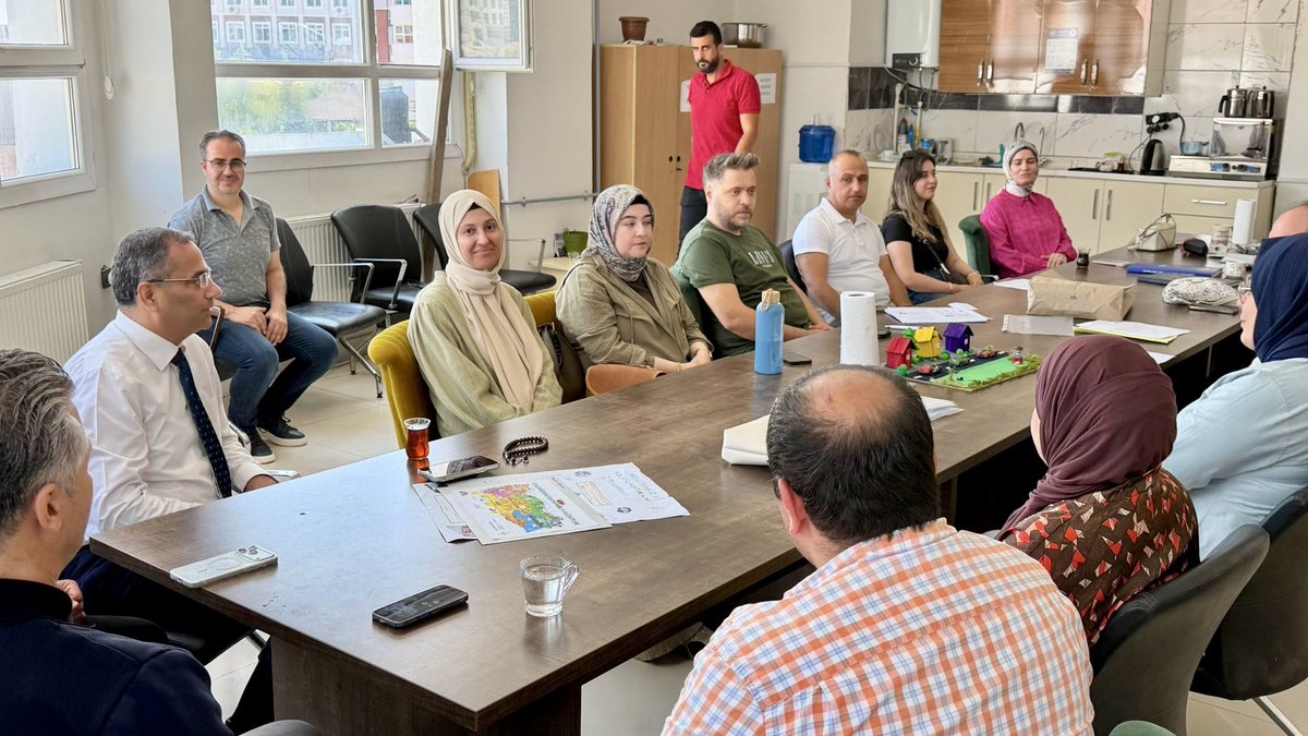ANTAKYAMEM's tweet photo. İlçe Millî Eğitim Müdürümüz Ahmet Tecimen Saraycık Ortaokulu’nda öğretmenlerimizle bir araya gelerek eğitim öğretim süreçlerine ilişkin istişarelerde bulundu.
@AhmetTecimen 
@hataymem 
@tcmeb https://t.co/OZcat525kR