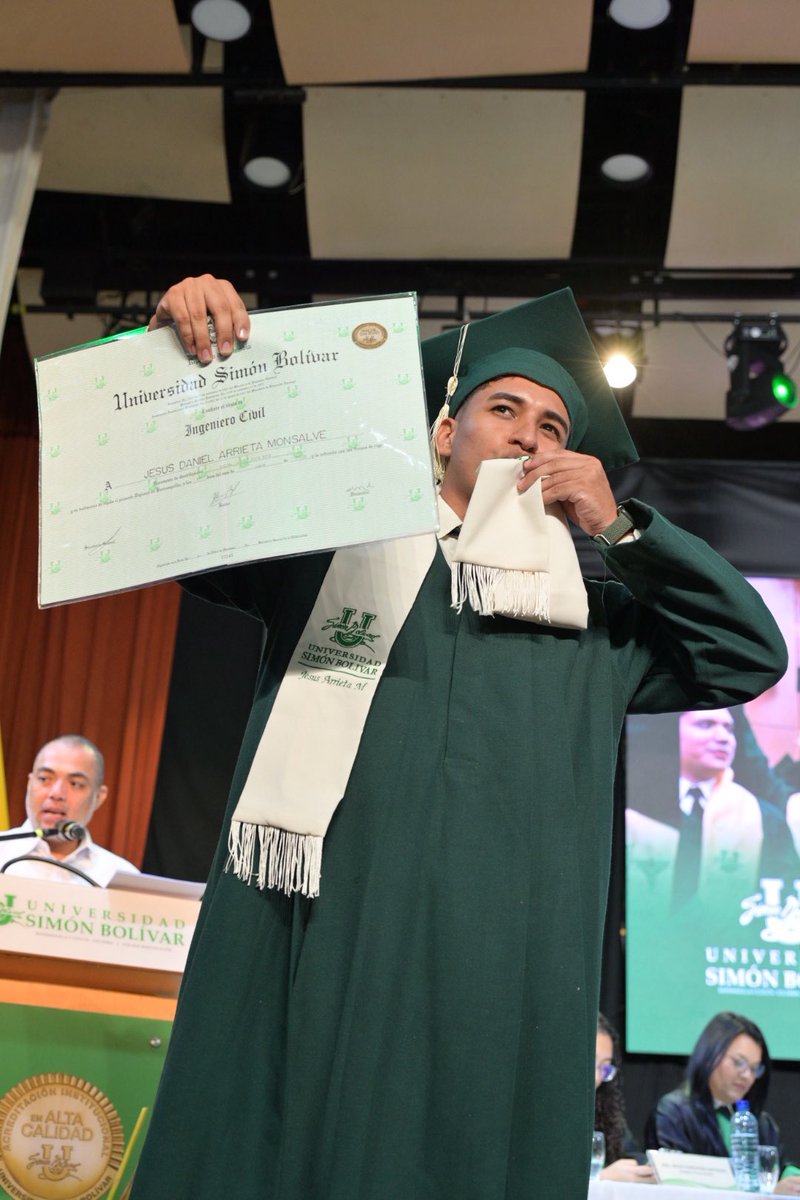 unisimon's tweet photo. 🎓 Hoy no reciben solo un diploma, reciben el reconocimiento a años de disciplina, sacrificio y determinación.

🍾 Los graduandos de la Facultad de Ingenierías demuestran que los grandes logros se construyen con conocimiento, innovación y perseverancia. 🔝

🥳 ¡Felicitaciones! https://t.co/XALPluoDrA