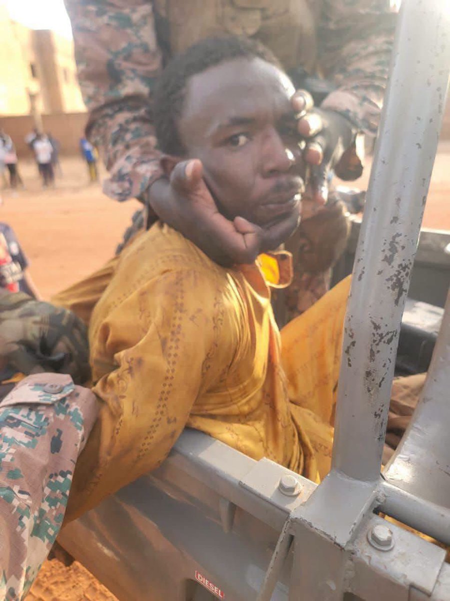 MaliTransition's tweet photo. 🚨🇳🇪Urgent | Attaque contre l’aéroport de Niamey, L'un des mercenaires de la #France 🇫🇷 (Macron) infiltrés ce 18 juin près de l'aéroport international de Niamey capturé vivant https://t.co/GeQEkvAQWW