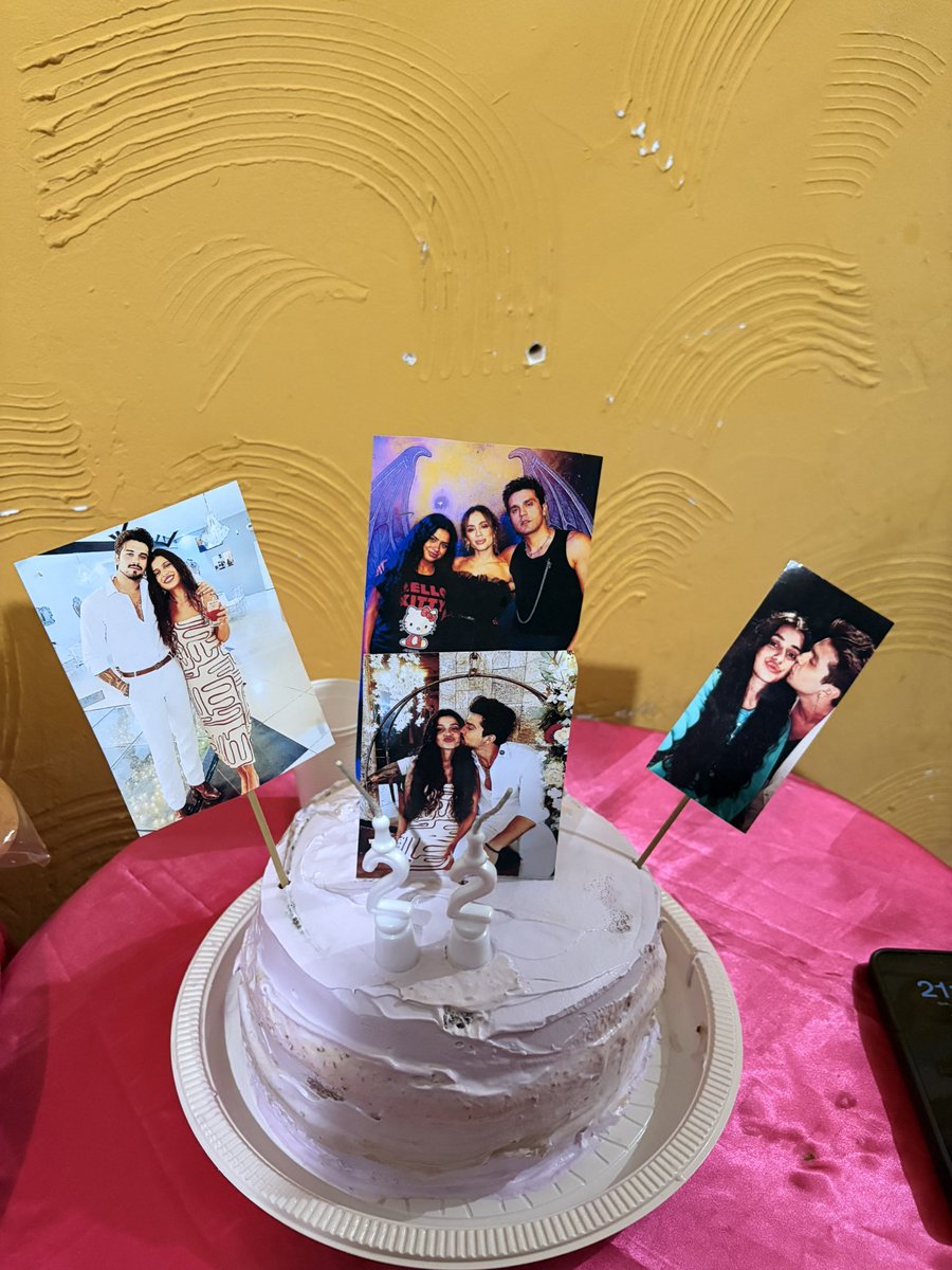 eusinaisdoluan's tweet photo. Simplesmente meu bolo de aniversário KKKKKKKKKKKKK minha mãe com a ia é uma coisa a ser estudada https://t.co/lVuA83X12h