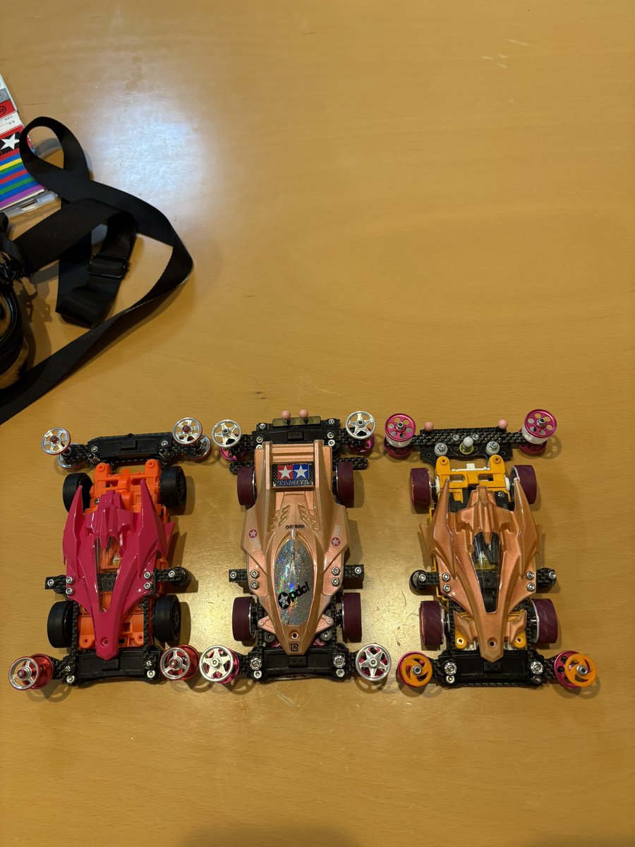 Asami06mini4's tweet photo. 全長が少し短いやつと後ろが重いやつとブレーキが多分低いやつ作ったから半日遊べるはず。雨の中、コースと駐車場の往復したくない… https://t.co/xaqpgeipLS
