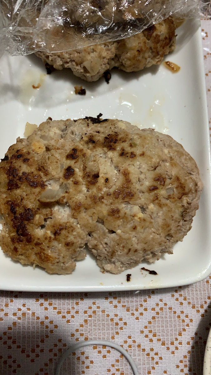 macamaka's tweet photo. 先週作ったハンバーグは冷凍挽き肉を水洗いしてからコネったら、生臭さが消えてふっくらして！とっても美味しかったので、週末にも作ろうゼーット
♪（ｖ＾＿＾）ｖ

美味そうに見えないけど！ https://t.co/IOKd7TUJFU