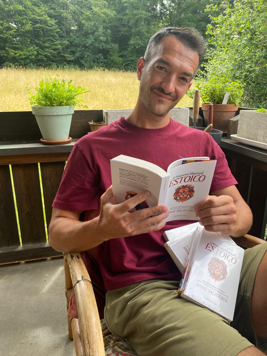 MONTSECORTAZAR's tweet photo. 28 languages and counting. 🌍

Jonas Salzgeber with the new Brazilian Portuguese edition of The Little Book of Stoicism — O Pequeno Manual Estoico.

Ancient wisdom, fresh paperback, new readers. 🇧🇷

#Stoicism https://t.co/lmTHRC3bF1