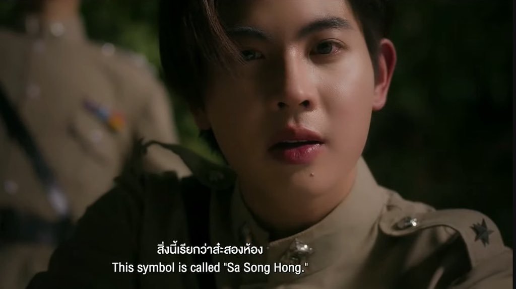 ANJellahhhcinnn's tweet photo. ส่วนตัวยังไม่เคยอ่านนิยายเรื่องซิ่นกลิ่นโสกเลย แต่จะบอกว่า นี่ชอบคาแรคเตอร์น้องเฟิร์สแบบนี้มาก ดูน่ารักๆ เนิร์ดๆ มีความเก่งอยู่ในตัว แล้วมีความน่าสนใจที่ชีสามารถแกะอักษรได้ รู้สึกเหมือนตัวละครนี้แอบมีของเหมือนกัน น่าดูจัง ถึงพี่จะกลัวผีมาก แต่พี่ก็จะรอดูน้องตำรวจนะ 

TLEFIRSTONE THE NEXT RISE
#TFOxLineUp2026
