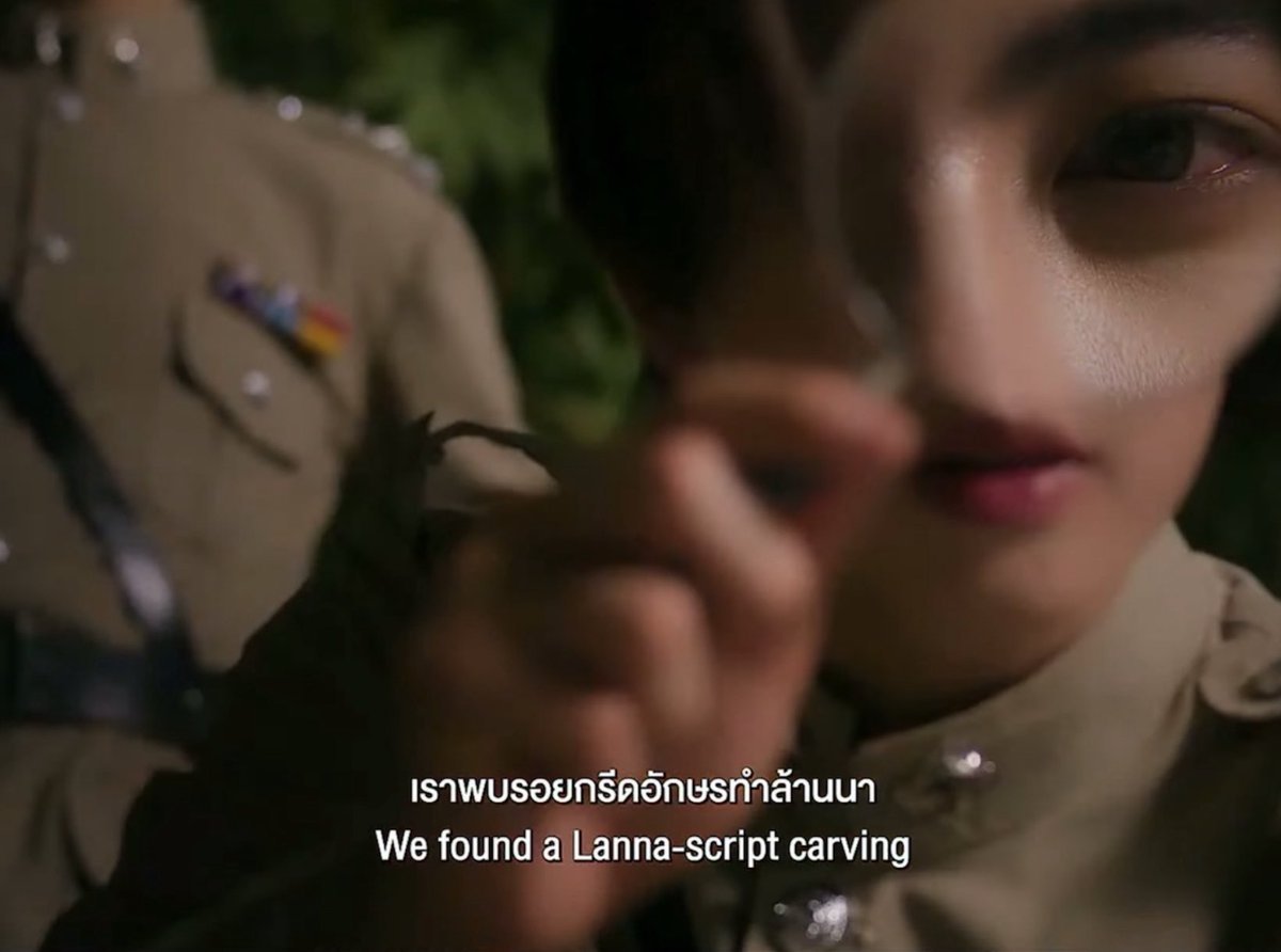 ANJellahhhcinnn's tweet photo. ส่วนตัวยังไม่เคยอ่านนิยายเรื่องซิ่นกลิ่นโสกเลย แต่จะบอกว่า นี่ชอบคาแรคเตอร์น้องเฟิร์สแบบนี้มาก ดูน่ารักๆ เนิร์ดๆ มีความเก่งอยู่ในตัว แล้วมีความน่าสนใจที่ชีสามารถแกะอักษรได้ รู้สึกเหมือนตัวละครนี้แอบมีของเหมือนกัน น่าดูจัง ถึงพี่จะกลัวผีมาก แต่พี่ก็จะรอดูน้องตำรวจนะ 

TLEFIRSTONE THE NEXT RISE
#TFOxLineUp2026