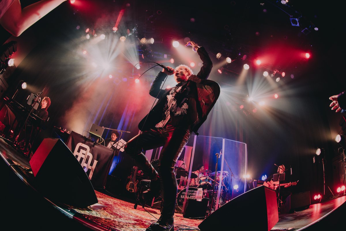 ashdahero's tweet photo. 2026年6月18日(木)
『ASH DA HERO CONCEPT LIVE 2026 "解放区"』
vol.5「MESSAGE -Acoustic-」
 @ SHIBUYA PLEASURE PLEASURE

当日券を含めて販売予定枚数に到達✨
アコースティックライブ両日SOLD OUTとなりました🎉

ご来場いただいたみなさまありがとうございました🔥🔥

『ASH DA HERO 5th Anniversary Live 2026 -5Days 5番勝負-』
2026年9月バンド始動 5周年を記念してShibuya eggman にて豪華ゲストアーティストを迎え5日連続対バンライブ開催決定‼️

▼チケット&詳細はこちら🎫
https://t.co/eVVZYF1e4z

Photo by @kakeru_Selendip 

#ADH5周年
#解放区 #ADH
#ASHDAHERO