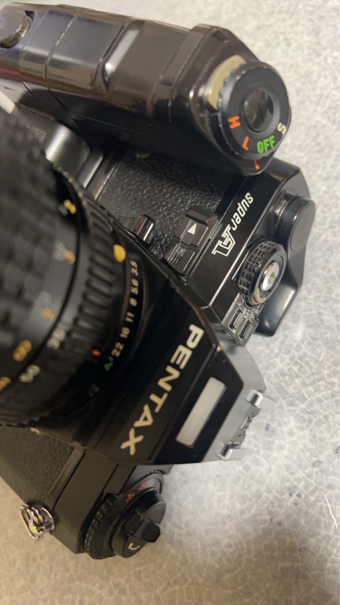 sey5_second's tweet photo. まじか！
きまぐれオレンジロードに出てきたカメラ、PENTAXスーパーAが、まさかの父の実家から発見！
しかもめっちゃ状態いい！
#きまぐれオレンジロード https://t.co/BcmnqZ0VpG