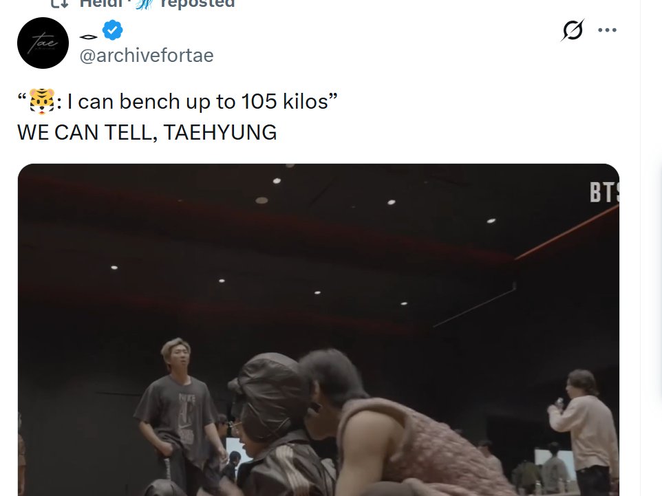 jjklogist's tweet photo. u can tell how big deal its for them they've been desperate to prove that toto can pick jk too so he can FINALLY be called an alpha macho man too by armys so they're celebrating😭while jk been effortlessly lifting every member like its a piece of cake for him even before military https://t.co/XDu57MeGBk