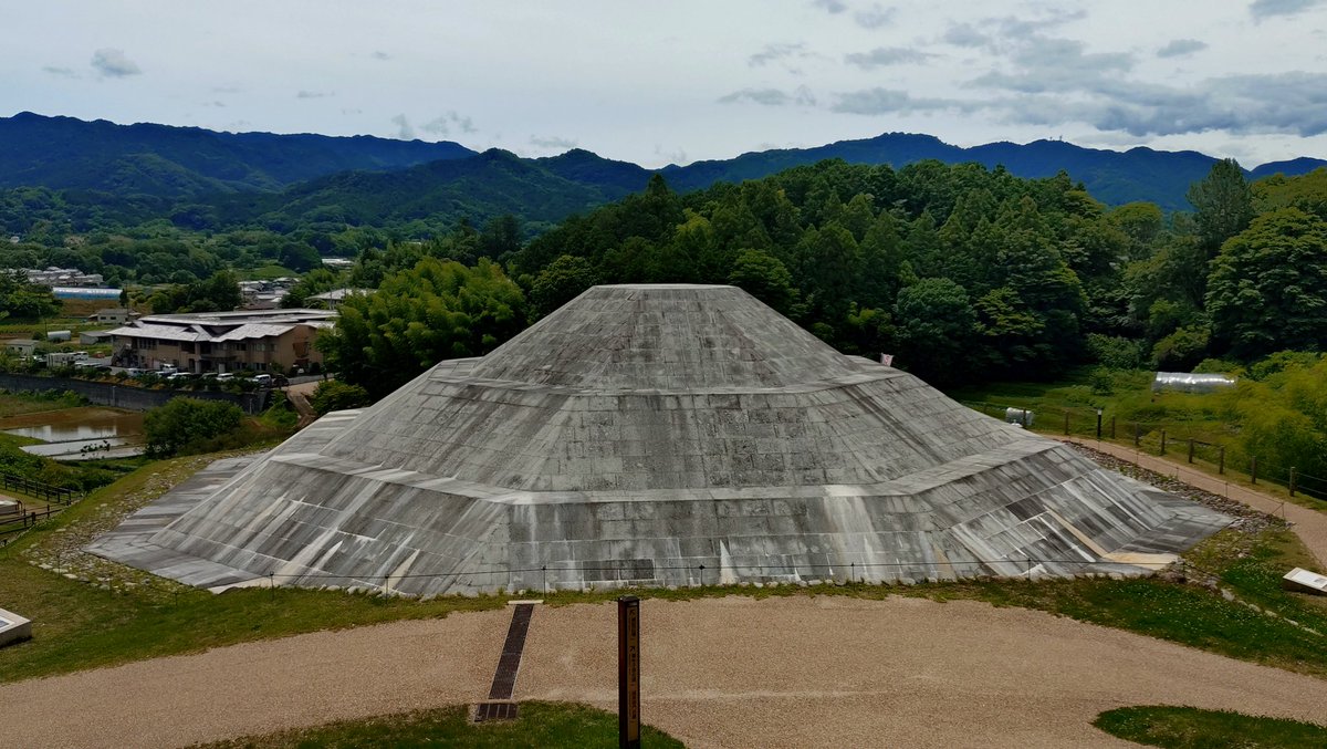 古墳っておもしろくて、 宮内庁が明治時代に制定した歴代天皇の古墳(墓