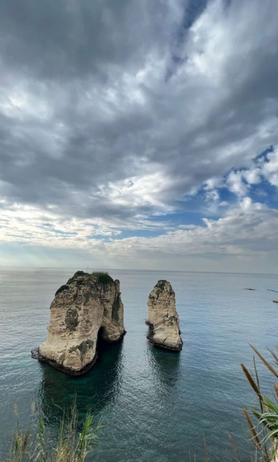 Manbaelhuria's tweet photo. بيروت إلها سحر خاص، ولما بتكون الروشة بالمشهد بيصير الجمال حكاية ما بتنتهي. 🌊❤️🇱🇧
#صخرة_الروشة #بيروت #لبنان #Raouche #Beirut #Lebanon https://t.co/KExhd7trtH