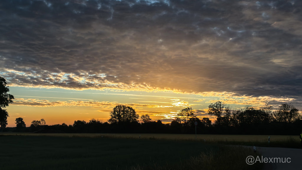 weissblauemacht's tweet photo. Manchmal braucht es gar keine großen Worte, das Auge fängt ohnehin alles ein. Natur pur und ein Licht, das den ganzen Tag rettet. 🙌👀 #Sunrise #Naturfotografie #radl #DraussenInDerNatur #Horizont https://t.co/6WrNJkQ014