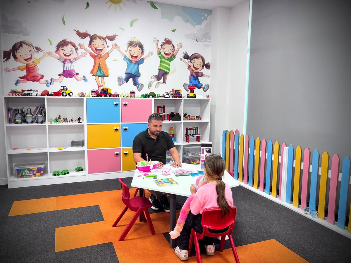 elazigbeyazev's tweet photo. Çocuklarımızın gelişimine destek oluyoruz! 🎨🧸

🧡Beyaz Ev Aile Merkezi’mizdeki Turuncu Oda’da, uzmanlarımızla birlikte oyun ve sanat terapisi, atölyeler ve eğitici faaliyetler düzenliyoruz. Miniklerimiz için buradayız! ✨

#BeyazEvAileMerkezi 

@numanhatipoglu @AyferHatipoglu https://t.co/Kp5aG8QXiI