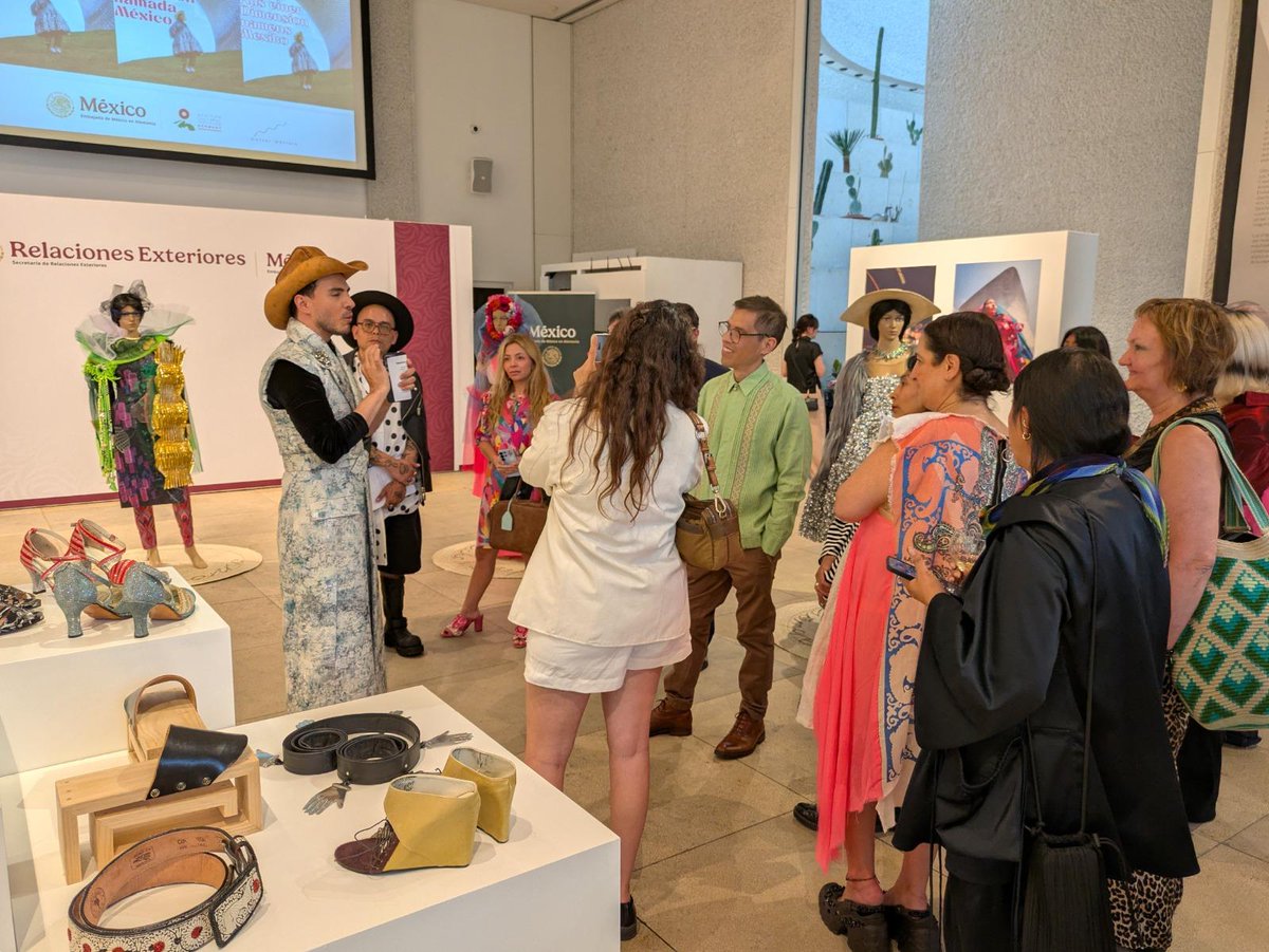 EmbaMexAle's tweet photo. Inauguramos “De una dimensión llamada México”, que reúne a 30 artistas para explorar la moda mexicana como expresión de una identidad barroca, donde mundos ancestrales, virreinales, y contemporáneos convergen en un sincretismo singular.

#DiplomaciaPúblicaMX
#DiplomaciaCulturalMX https://t.co/Z1sxIzDJ1Z