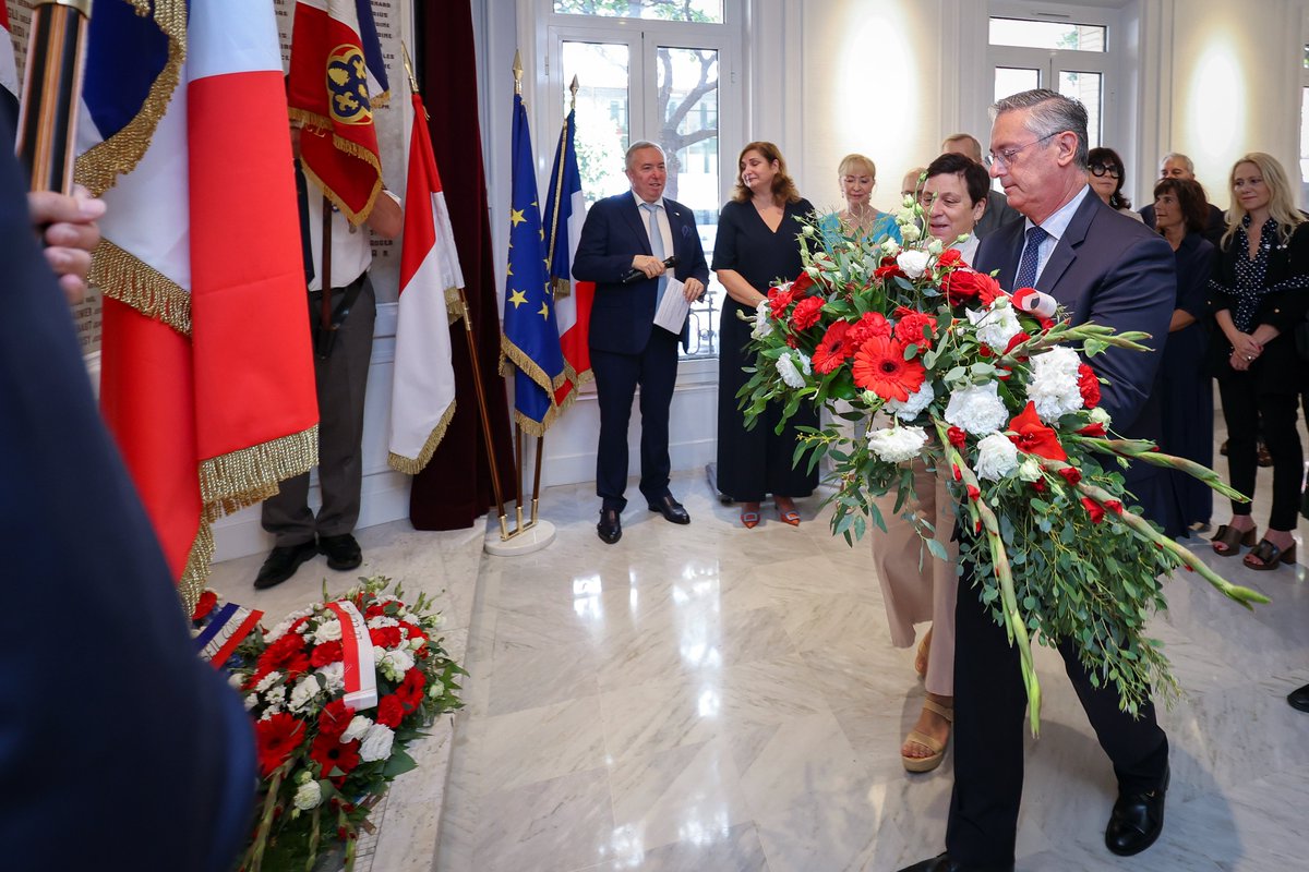 GvtMonaco's tweet photo. Le Gouvernement Princier s’est associé ce jeudi aux commémorations de l’appel du 18 Juin 1940. Ce matin, le Conseiller de Gouvernement - Ministre des Affaires Sociales et de la Santé Christophe Robino a assisté à une cérémonie officielle organisée par les associations françaises de la Principauté à la Maison de France.

Plus tard dans la journée, le Ministre d’État Christophe Mirmand et l’ensemble des Conseillers de Gouvernement-Ministres se sont rendus, à l’invitation de l’ambassadeur de France à Monaco Jean d’Haussonville, Avenue Grande-Bretagne pour participer au dépôt d’une gerbe devant la statue de Winston Churchill.

© Direction de la Communication - Manuel Vitali / Stéphane Danna