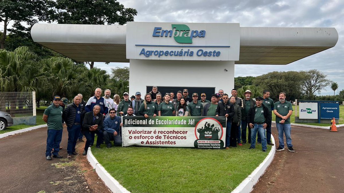 simteddourados's tweet photo. Comitê de Defesa Popular e SIMTED Dourados prestam apoio ao protesto de técnicos da Embrapa

https://t.co/smMv84cfp9 https://t.co/dWsHDaVDpO