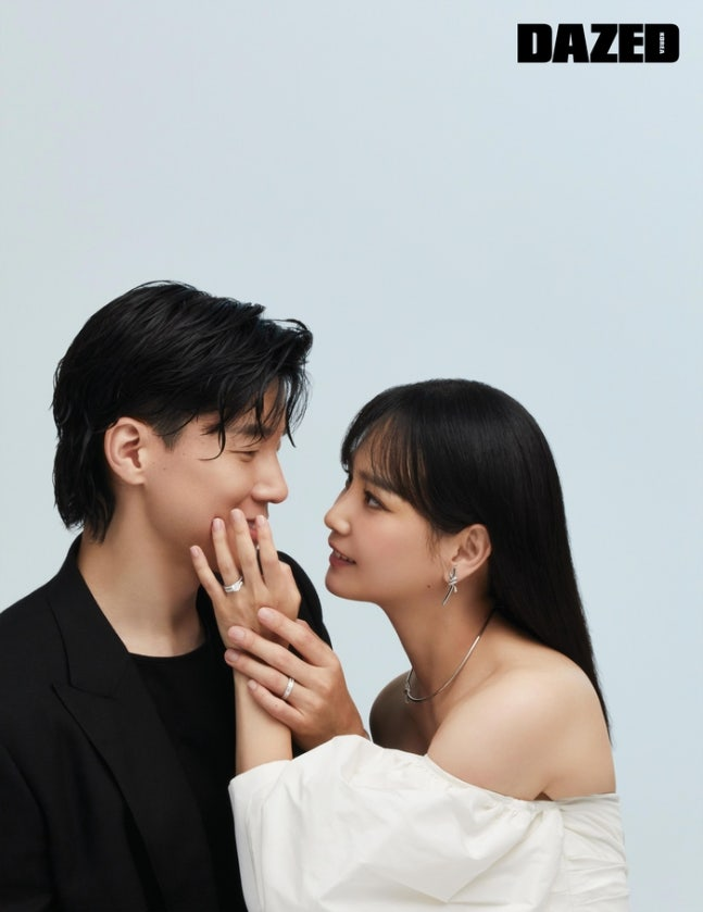 tang__kira's tweet photo. Kim Mooyeol kaget dapet pujian dari istrinya, Yoon Seung Ah, buat drama Teach You A Lesson

Kim Mooyeol jujur kalau Yoon Seung Ah tuh bukan tipe yang ngasih pujian buat karya-karyanya. Meskipun mereka pasangan suami istri, mereka biasanya mengevaluasi karya satu sama lain secara objektif. Mendiksusikan apa yang sudah baik, apa yang bisa diperbaiki.

Tapi setelah Yoon Seung Ah nonton Teach you A Lesson, reaksinya kok beda??

Yoon Seung Ah setelah nonton bilang "Seru yaa" "Aku rasa bakal sukses". Itu pertama kalinya Yoon Seung Ah muji dia di project-projectnya.

https://t.co/X7dI8LLp39
