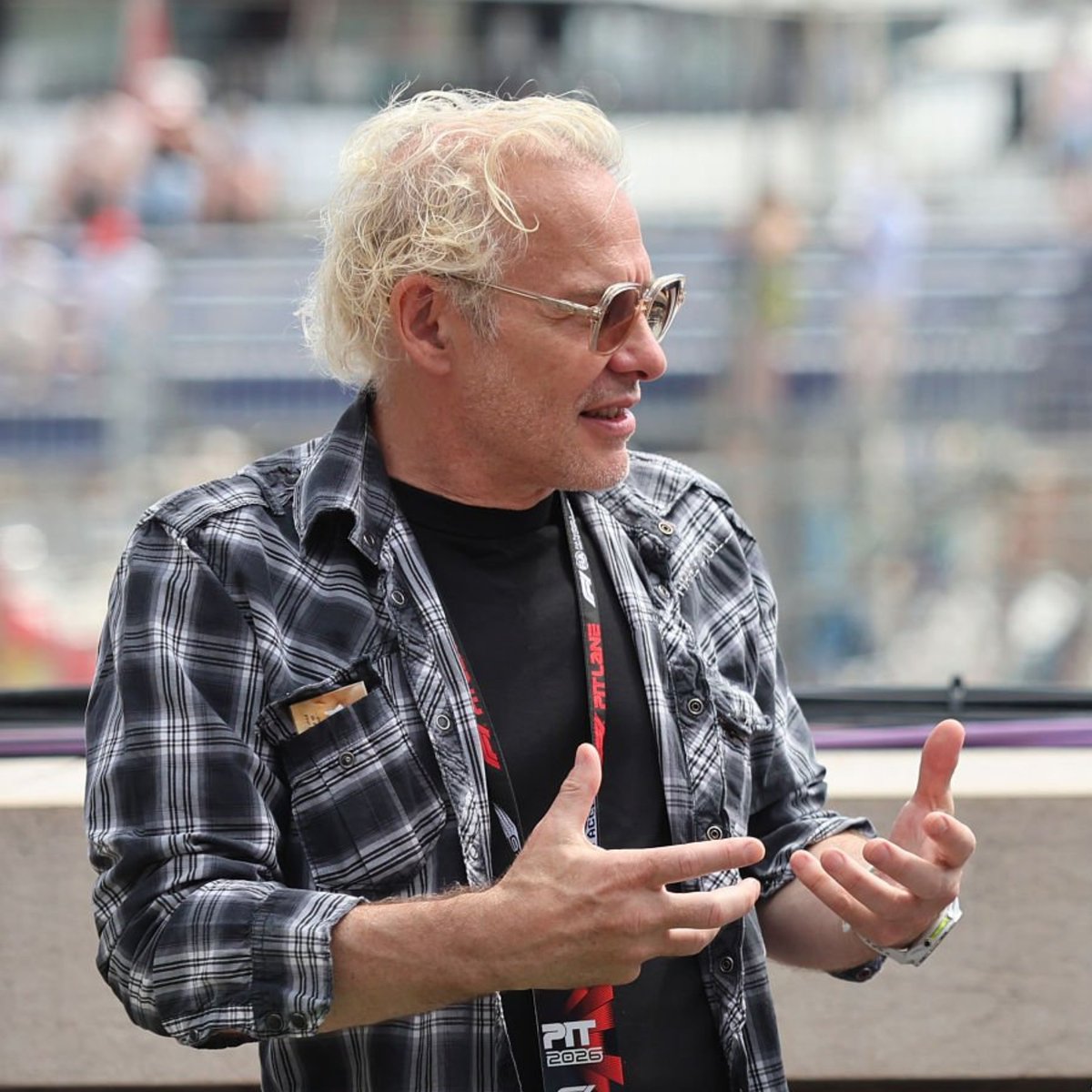 gpri_f1's tweet photo. Komentar pedas Jacques Villeneuve soal situasi Leclerc saat ini:

"Leclerc punya waktu untuk membangun tim di sekelilingnya, tetapi dia tidak melakukannya."
 
"Perlu diingat, dia datang ke Ferrari setelah menjalani musim yang biasa saja bersama Sauber, lalu langsung mendapat kontrak bernilai fantastis, setara kontrak seorang juara dunia. Mungkin terlalu banyak, terlalu cepat.

"Dia sebenarnya tidak pernah benar-benar harus membangun sesuatu di sekelilingnya. Semua sudah tersedia. Dia cepat, dan itu sudah cukup, karena persepsinya saat itu adalah Ferrari bukan mobil yang mampu memenangkan gelar juara dunia. Menang beberapa balapan dan mengalahkan rekan setimnya, yaitu Vettel, sudah membuat semua orang puas.

"Lalu Lewis datang tahun lalu dalam kondisi yang tidak menjalani musim yang bagus. Dia kesulitan dengan mobil dan tim, karena memang butuh waktu untuk membangun semuanya sesuai dengan keinginannya. Jadi Leclerc terlihat nyaman, karena dia tampak lebih baik dibanding Lewis.

"Namun begitu Lewis mulai menemukan performanya, begitu dia berhasil membuat mobil dan tim ini menjadi miliknya, dan mulai tampil tanpa kompromi, Leclerc tidak siap menghadapi itu."