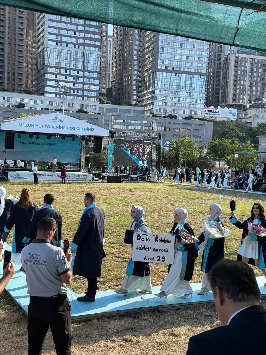 ervaesmaguler's tweet photo. İstanbul Medeniyet Üniversitesi Hukuk Fakültesi Mezuniyet Töreni 🎓

📍De ki: Rabbim adaleti emretti. https://t.co/NzCRVQprjv