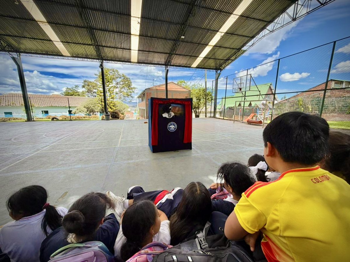 SBVerdeCund's tweet photo. 🎭🌿 ¡La educación ambiental sigue llegando a más rincones de Cundinamarca!

Con #LaBrújulaErrante visitamos la vereda La Moya, en Cota, donde niños y niñas aprendieron sobre el cuidado del agua, la protección de la fauna y la correcta gestión de residuos ♻️

#EducaciónAmbiental https://t.co/lRwG87wF8q