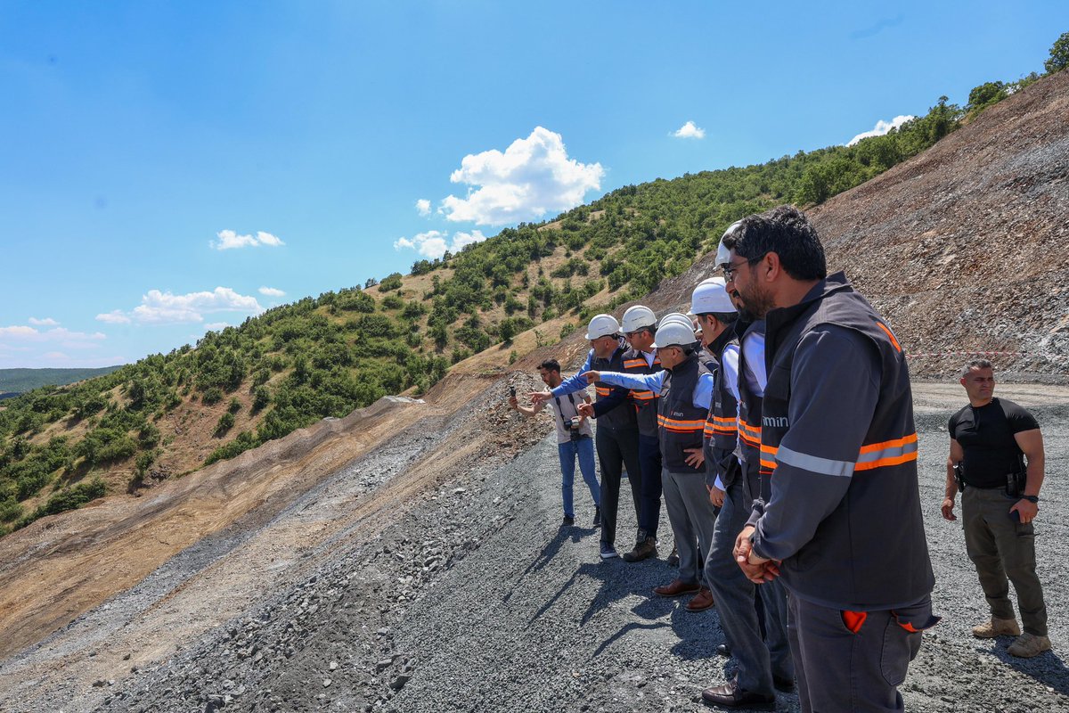 bingolvaliligi's tweet photo. ⛏️ Vali Çelik, Dimin Madencilik Tesislerini Ziyaret Etti

Valimiz Sayın Cahit Çelik, Genç ilçemizde faaliyet gösteren Dimin Madencilik tesislerini ziyaret ederek incelemelerde bulundu.

Firma Yetkilisi Latif Türk tarafından karşılanan Vali Çelik, işletmenin üretim süreçleri, yürütülen madencilik faaliyetleri ve istihdama yönelik çalışmaları hakkında bilgi aldı. Ziyaret kapsamında maden sahalarını gezen Vali Çelik, çalışanlarla bir araya gelerek kolaylıklar diledi.

Bingöl’ün önemli üretim ve istihdam merkezlerinden biri olan Dimin Madencilik’in il ekonomisine sağladığı katkılara dikkat çeken Vali Çelik, yatırım, üretim ve istihdam odaklı çalışmaların bölgenin kalkınmasına önemli katkılar sunduğunu ifade etti.

@celikcahit