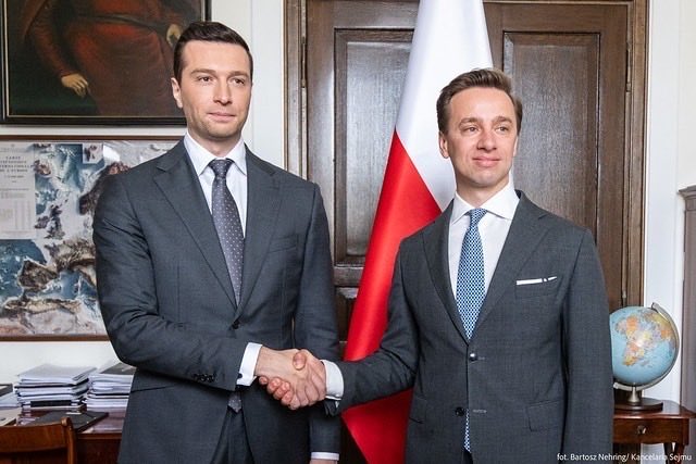 KONFEDERACJA_'s tweet photo. 🔴 Zapraszamy na konferencję prasową z udziałem @J_Bardella oraz @krzysztofbosak i @annabrylka.

📺 Transmisja na żywo:
https://t.co/8S2qYhAnTq https://t.co/gNtRqPPfVz