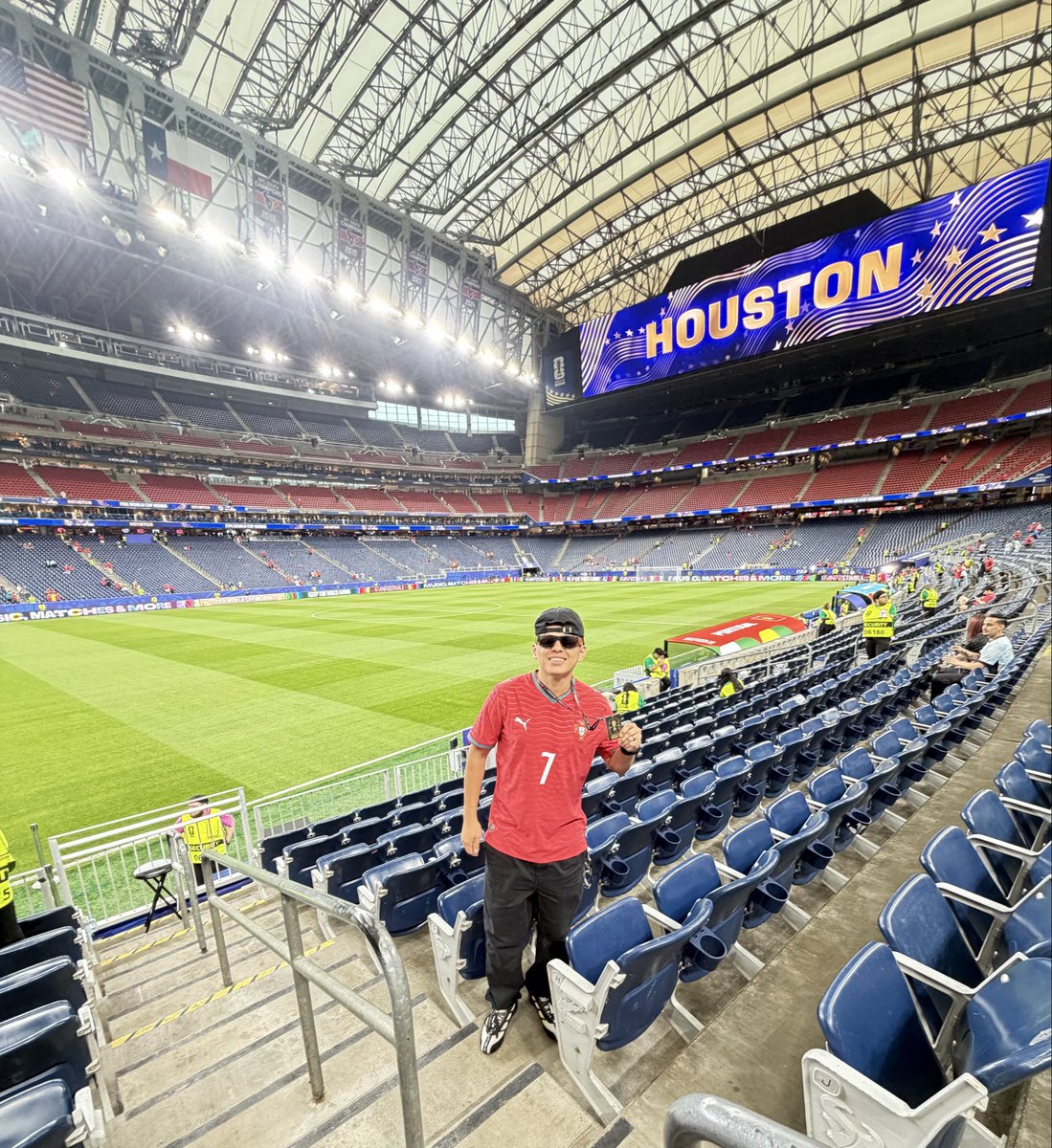 CLOS_M10's tweet photo. #portugal warming up for their @FIFAWorldCup  debut #México #usa 🇺🇸#canada https://t.co/RyfCue2YRI