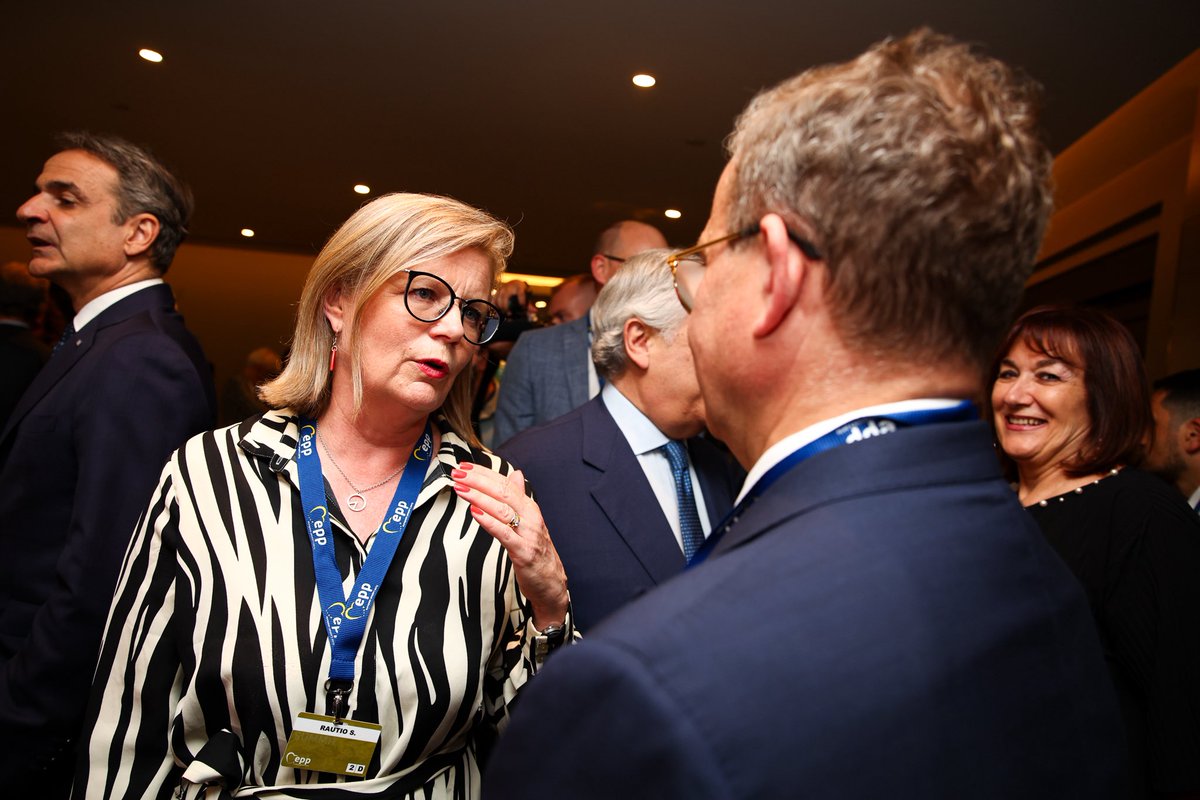 EPP_CoR's tweet photo. Great to exchange views with the @EPP family ahead of the EPP Summit. Productive discussions on Europe’s priorities and the next #MFF as we look ahead to the @EUCouncil. @sarirautio @vonderleyen @PetteriOrpo @magyarpeterMP https://t.co/VfEw65cGdB