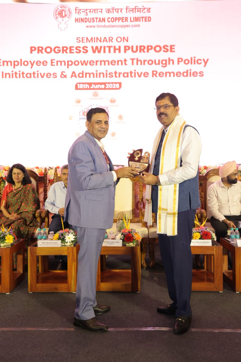copper_ltd's tweet photo. Dr Sanjeev Kumar Sinha, Director (Operations), HCL warmly felicitated Mr Sanjiv Kumar Singh, CMD, HCL with an Uttariya and a memento.
#HindustanCopper #Seminar #Progress #DigitalMining #MiningTechnology #MiningExcellence #MiningIndia
@MinesMinIndia
@kishanreddybjp
@satishdubeyy
@mygovindia
@CVCIndia